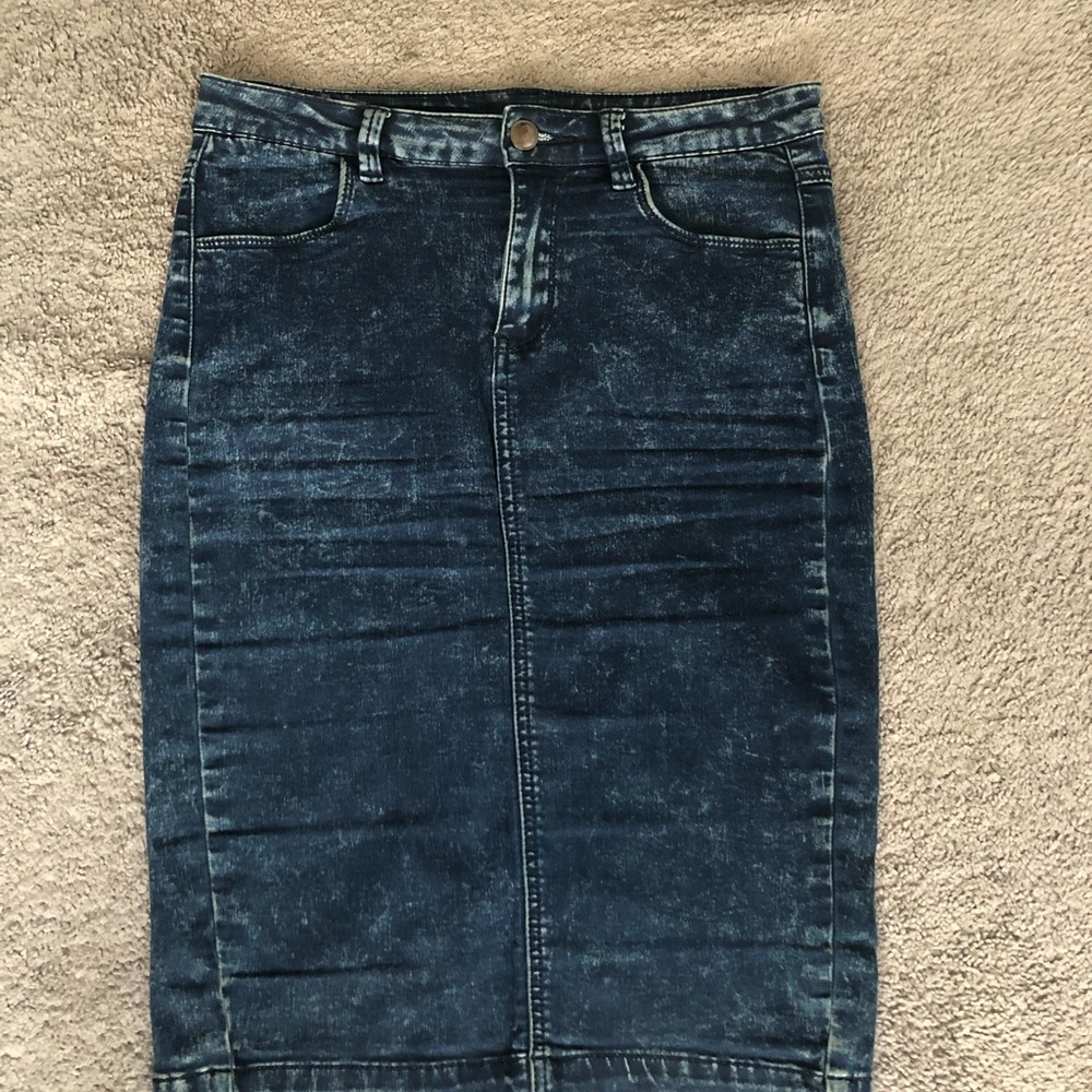 Denim skirt with pockets and split in the back.